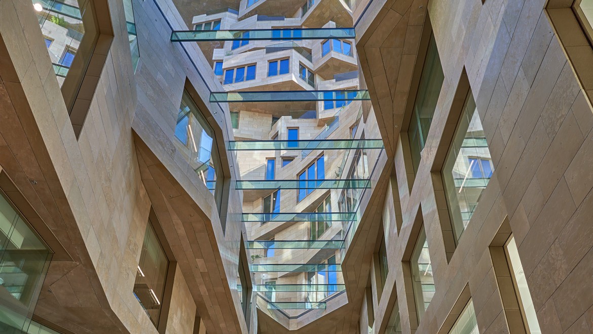 De onderste vijf verdiepingen herbergen winkels, kantoren, restaurants en een natuurhistorisch museum (© Marcel Steinbach)