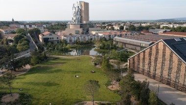 Het culturele centrum LUMA in Arles: op de voorgrond het studiopark en de grote evenementenhal, bovenaan de 56 meter hoge toren van Frank Gehry (© Rémi Bénali, Arles)