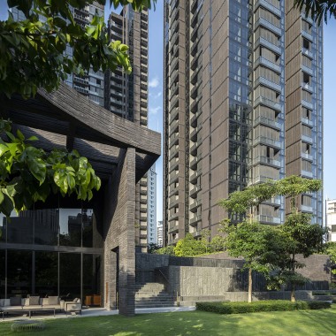 De twee woontorens van het Martin Modern complex zijn 30 verdiepingen hoog in de skyline van Singapore (© Darren Soh)