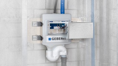 Een Geberit HS30 hygiënespoeling geïnstalleerd aan het einde van een stijgleiding (© Geberit)