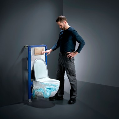 Man bedient de TurboFlush-technologie van een Geberit Acanto-toilet Man bedient de TurboFlush-technologie van een Geberit Acanto-toilet