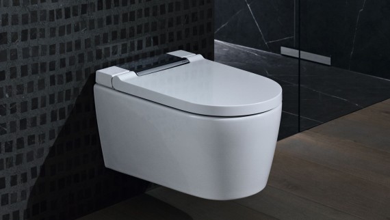 WC lavant Geberit AquaClean Sela chrome brillant dans une salle de bain noire