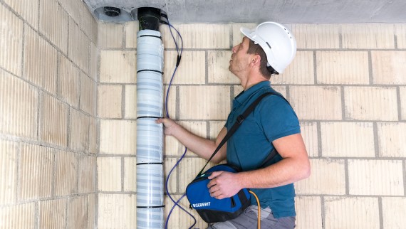 Un installateur soude son installation sur chantier