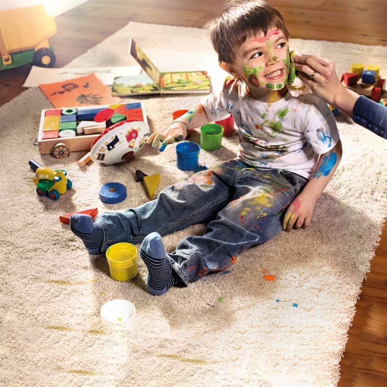 Kind bedekt met verf Kind bedekt met verf