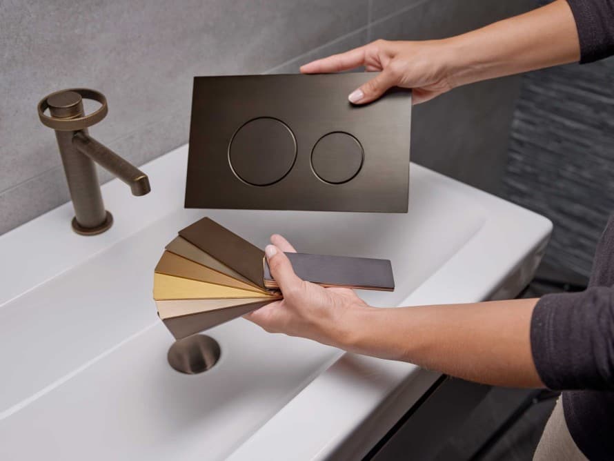 Geberit Sigma40 passend bij de wastafelkraan in de metalen afwerking aged bronze Geberit Sigma40 passend bij de wastafelkraan in de metalen afwerking aged bronze