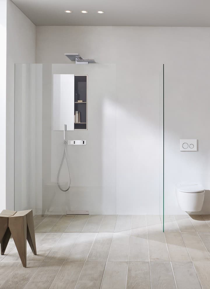 Geberit ONE-badkamer met ruimtebesparende nisopbergbox in de douche Geberit ONE-badkamer met ruimtebesparende nisopbergbox in de douche