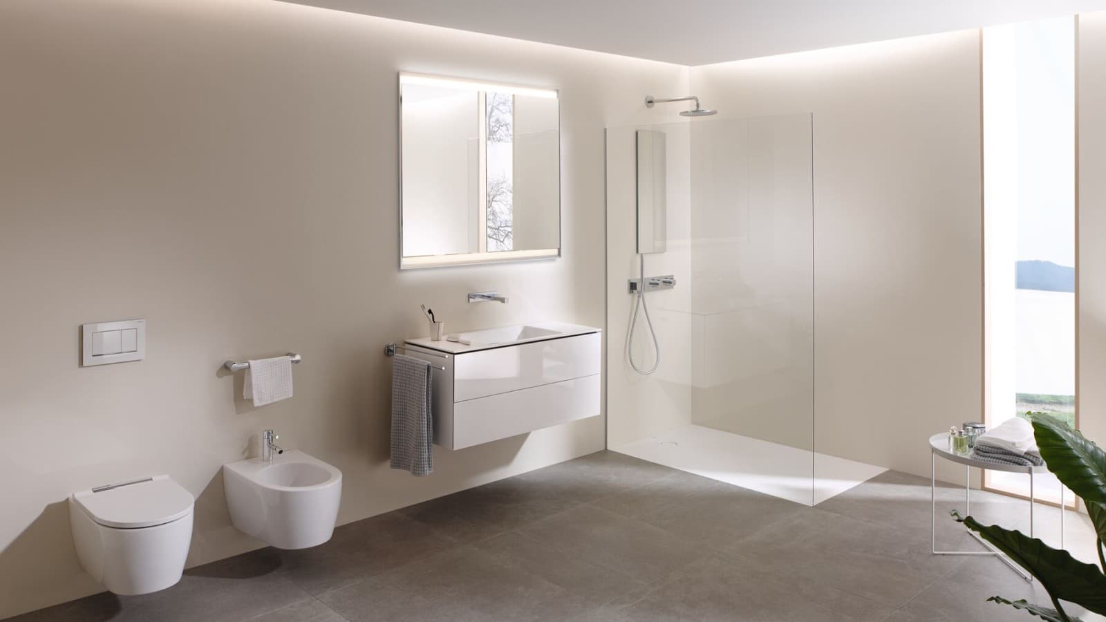 Een kijkje in een grote badkamer met Geberit AquaClean Mera douche-wc, badkamermeubilair en badkamerkeramiek (© Geberit) Een kijkje in een grote badkamer met Geberit AquaClean Mera douche-wc, badkamermeubilair en badkamerkeramiek (© Geberit)