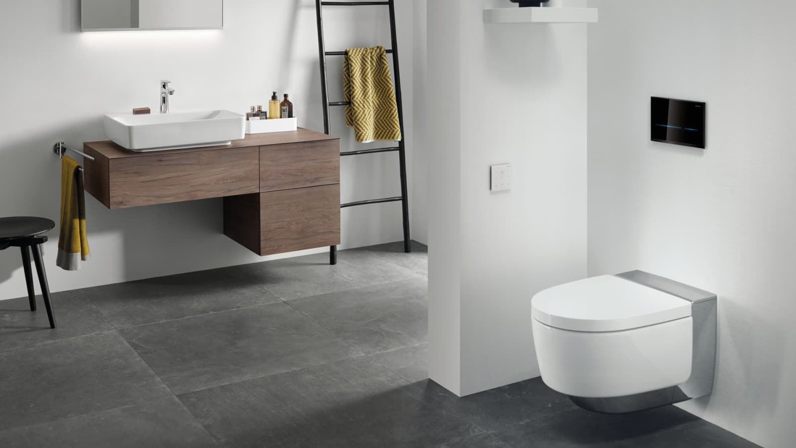 Wc-spoeling zonder aanraking met de Geberit Sigma80 bedieningsplaat in combinatie met de Geberit AquaClean Mera douche-wc Wc-spoeling zonder aanraking met de Geberit Sigma80 bedieningsplaat in combinatie met de Geberit AquaClean Mera douche-wc
