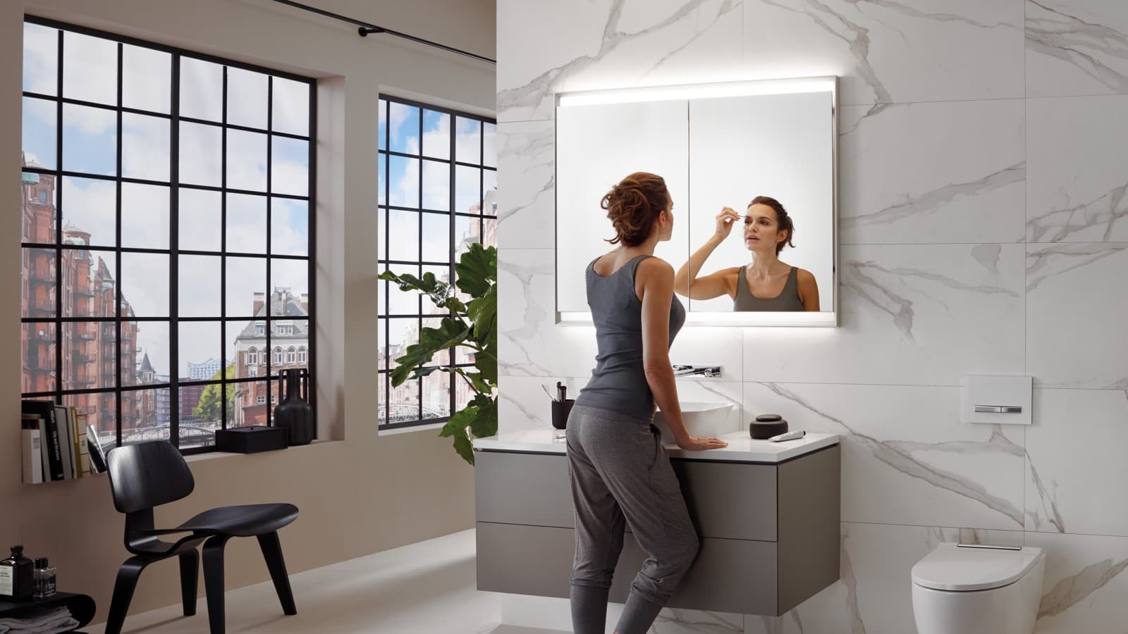 Vrouw in de badkamer met Geberit ComfortLight Vrouw in de badkamer met Geberit ComfortLight