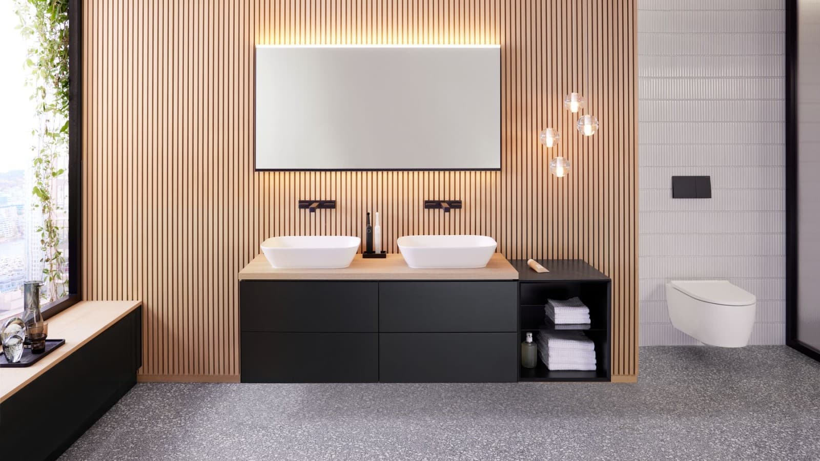Geberit ONE gecombineerd met een Geberit Option Plus Square 135 cm in zwart mat (© Geberit) Geberit ONE gecombineerd met een Geberit Option Plus Square 135 cm in zwart mat (© Geberit)