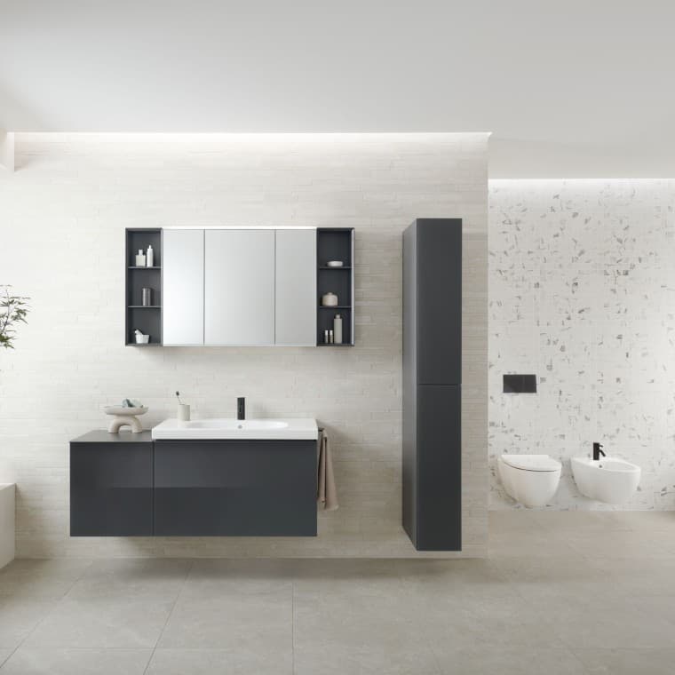 De Geberit Option spiegelkast biedt veel opbergruimte en handige extra’s, zoals een stopcontact. De Geberit Option spiegelkast biedt veel opbergruimte en handige extra’s, zoals een stopcontact.