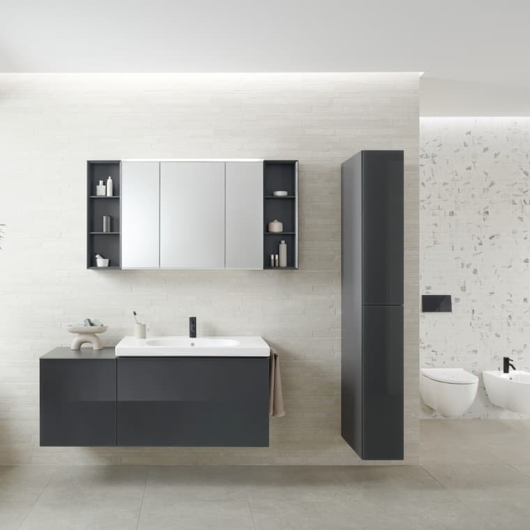 Geberit Acanto Badezimmer mit Waschtisch, Badmƶbeln, WC und Badewanne Geberit Acanto Badezimmer mit Waschtisch, Badmƶbeln, WC und Badewanne