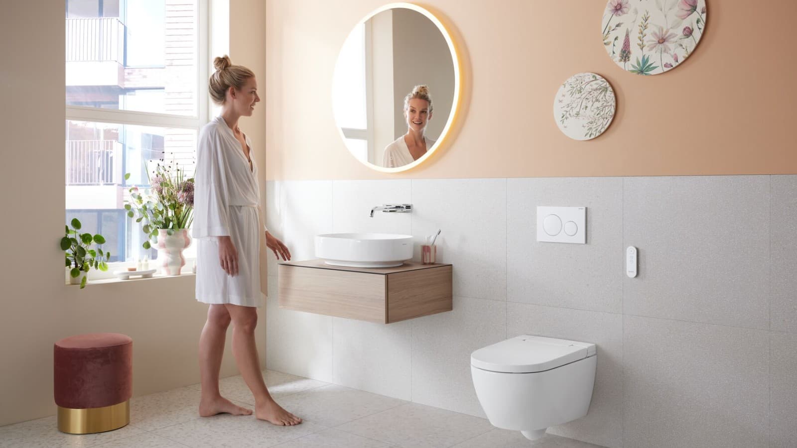 Vrouw in badkamer met Geberit AquaClean Alba Vrouw in badkamer met Geberit AquaClean Alba
