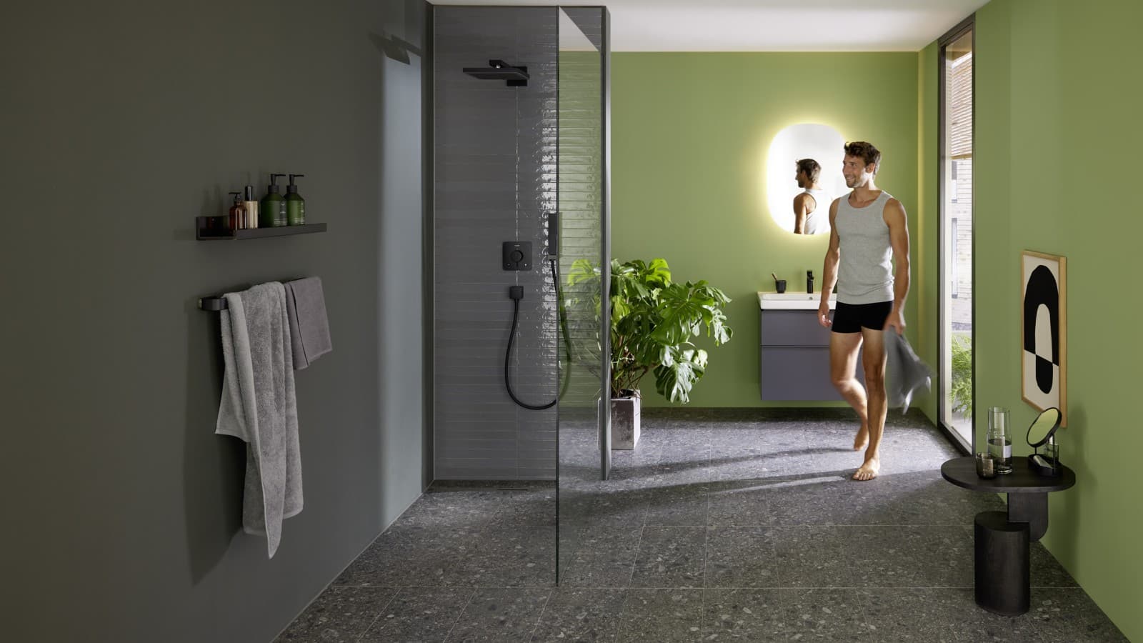 Man in badkamer met Geberit CleanLine30 Man in badkamer met Geberit CleanLine30