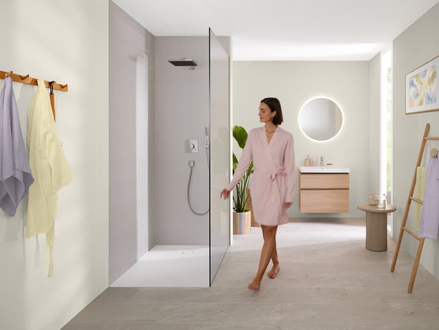 Vrouw in een heldere badkamer Vrouw in een heldere badkamer