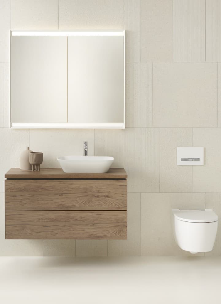 Geberit ONE opzetwastafel en wastafelonderkast in walnoot hickory, plus wc (© Geberit) Geberit ONE opzetwastafel en wastafelonderkast in walnoot hickory, plus wc (© Geberit)