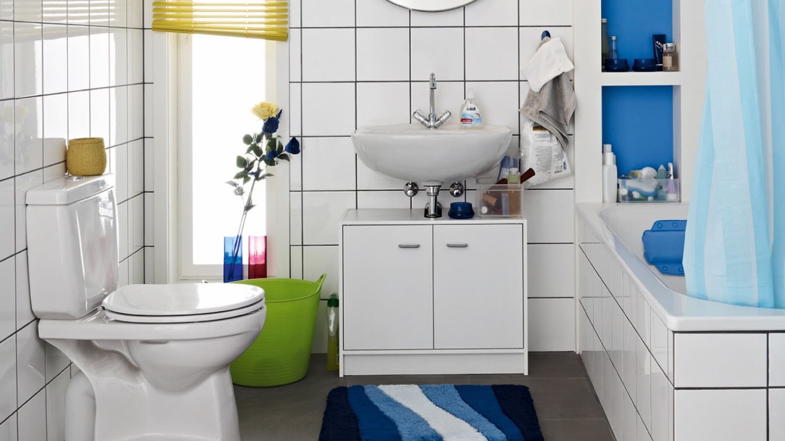 Overvolle badkamer vóór renovatie met vloerstaande wc en zichtbaar spoelreservoir Overvolle badkamer vóór renovatie met vloerstaande wc en zichtbaar spoelreservoir