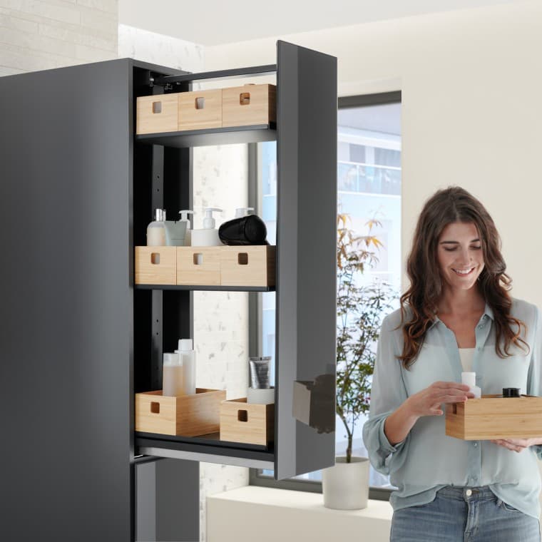 Slanke en elegante badkamermeubels die veel opbergruimte bieden, zelfs in kleine badkamers. Slanke en elegante badkamermeubels die veel opbergruimte bieden, zelfs in kleine badkamers.