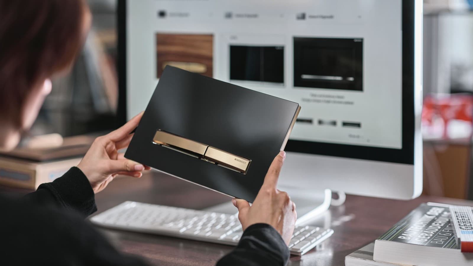 Vrouw met Geberit Sigma50-spoelplaat met knop in roségoud Vrouw met Geberit Sigma50-spoelplaat met knop in roségoud