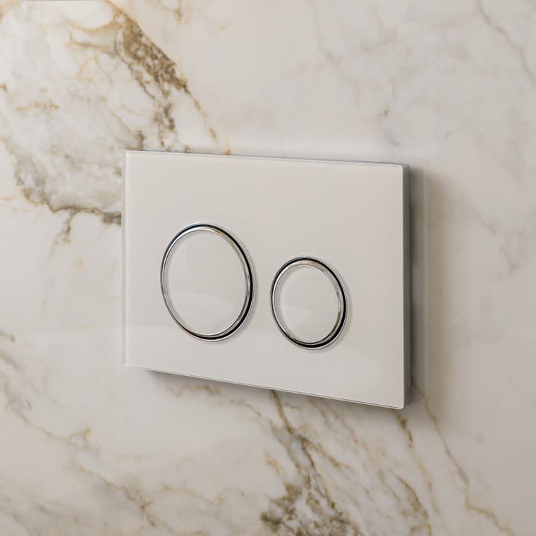 Witte Geberit Sigma50 bedieningsplaat met design ringen in het zilver Witte Geberit Sigma50 bedieningsplaat met design ringen in het zilver