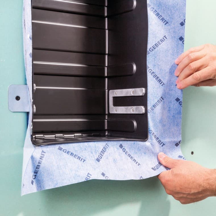 Een af fabriek uitgeruste bouwset met voorgemonteerde dichtingsfolie maakt van de nisopbergbox een integrale component van het installatiesysteem. Een af fabriek uitgeruste bouwset met voorgemonteerde dichtingsfolie maakt van de nisopbergbox een integrale component van het installatiesysteem.