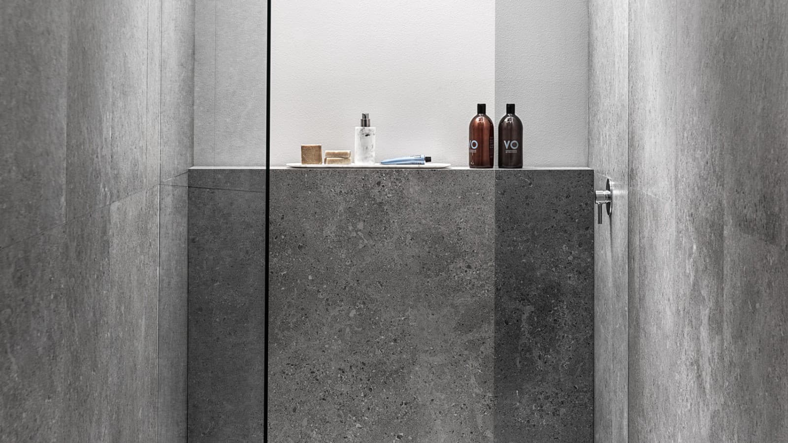 Geberit Sestra douchebak geïnstalleerd op gelijk vloerniveau Geberit Sestra douchebak geïnstalleerd op gelijk vloerniveau