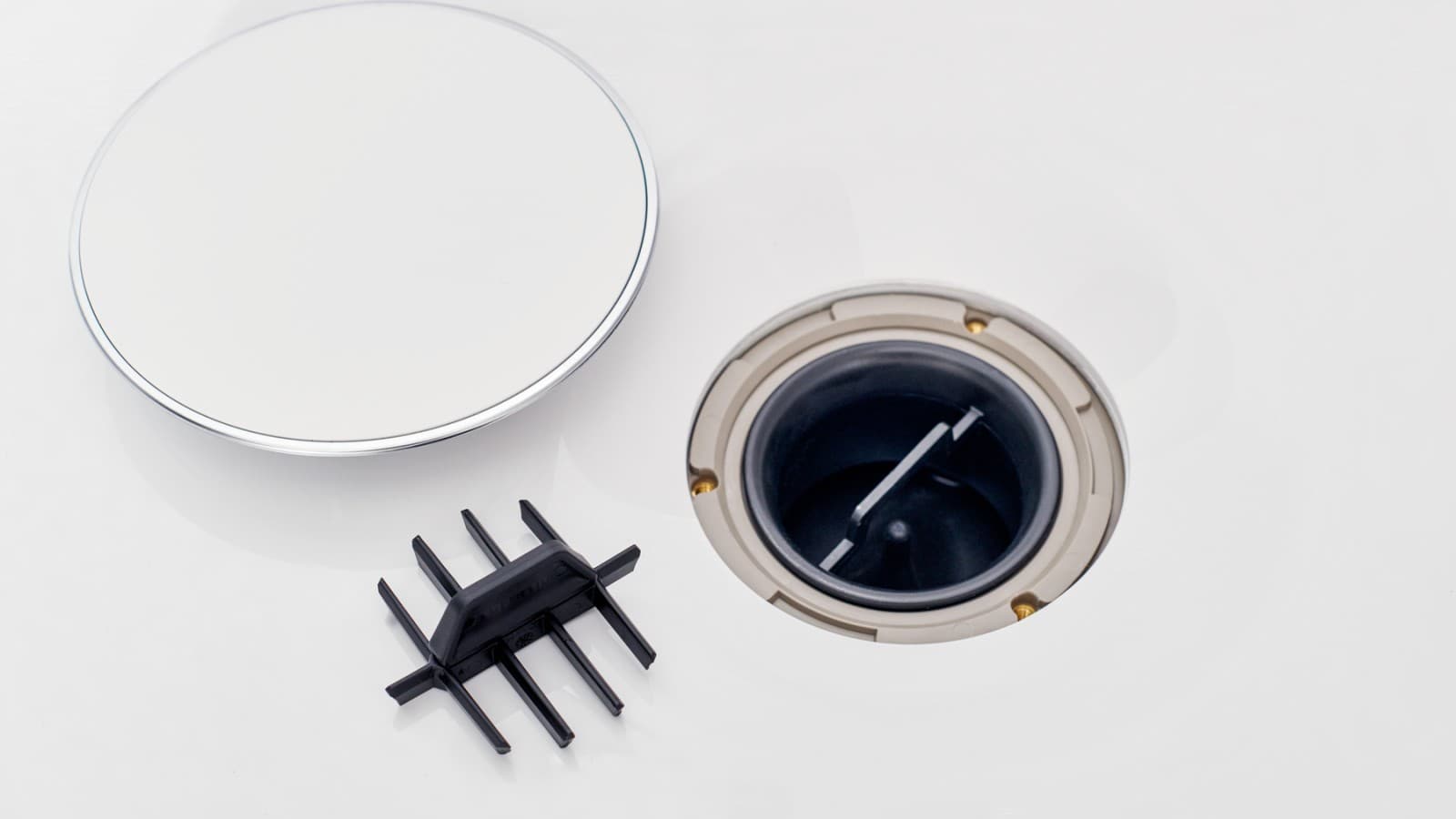 Kam-inzetstuk in de afvoer Kam-inzetstuk in de afvoer