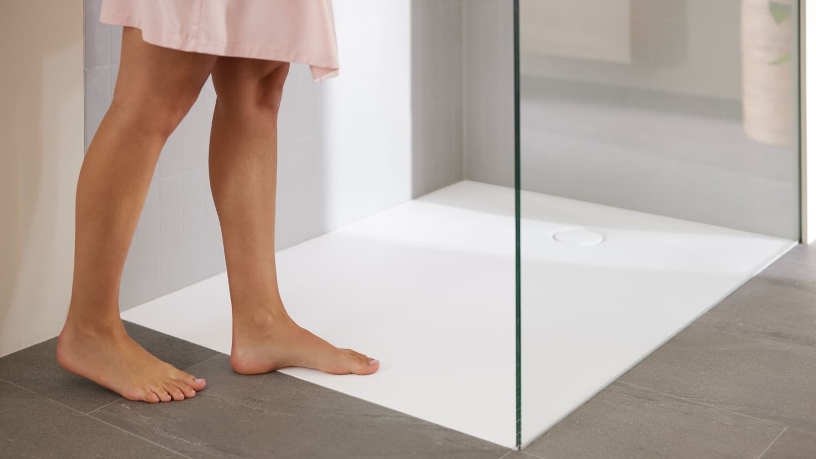 Vrouw in de badkamer met Geberit CleanFloor30 Vrouw in de badkamer met Geberit CleanFloor30