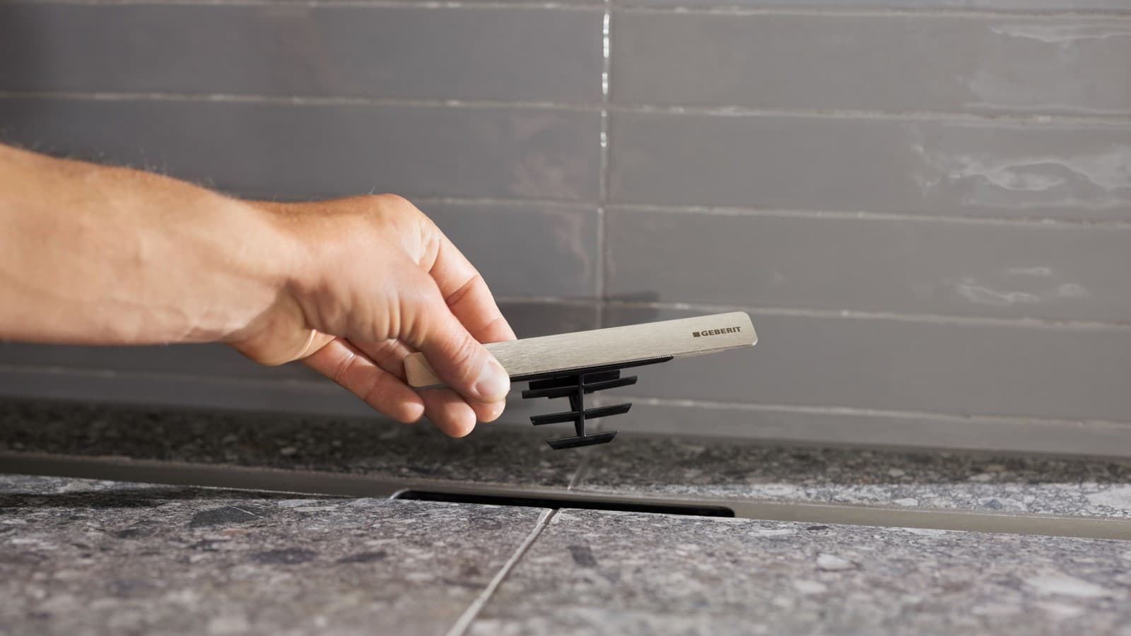 Geberit douchegoot in het CleanLine assortiment met geïntegreerde haarvanger Geberit douchegoot in het CleanLine assortiment met geïntegreerde haarvanger