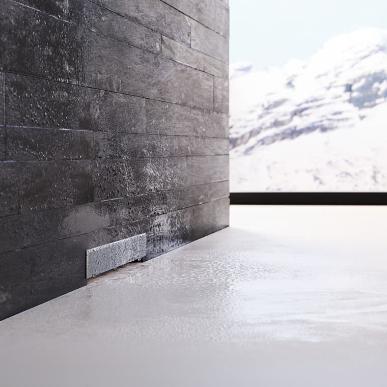 Geberit-muurafvoer in zwarte gemetselde muur Geberit-muurafvoer in zwarte gemetselde muur