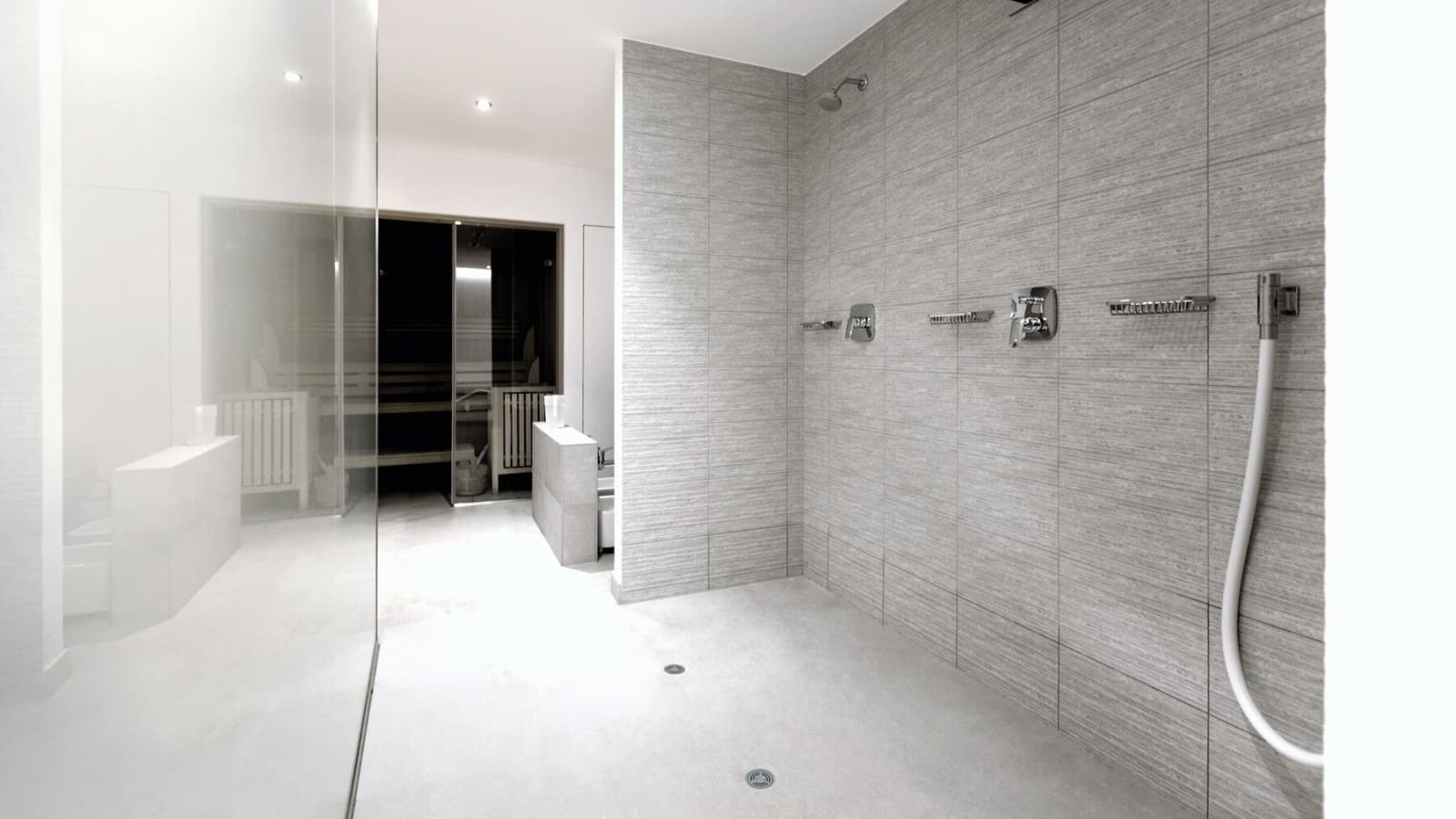 Semi-openbare sanitaire ruimte met Geberit vinyl (PVC) douchevloerafvoer Semi-openbare sanitaire ruimte met Geberit vinyl (PVC) douchevloerafvoer