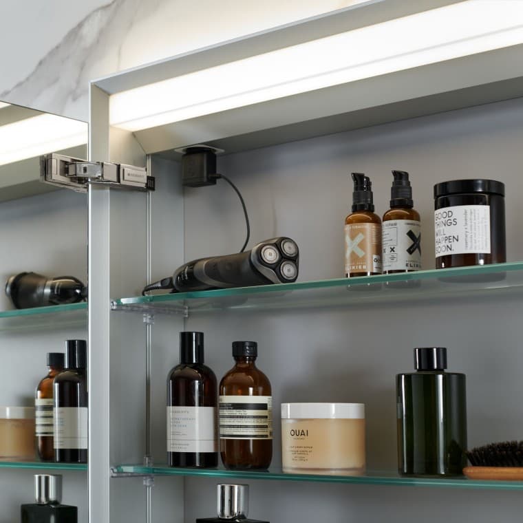 Geopende Geberit ONE spiegelkast Geopende Geberit ONE spiegelkast