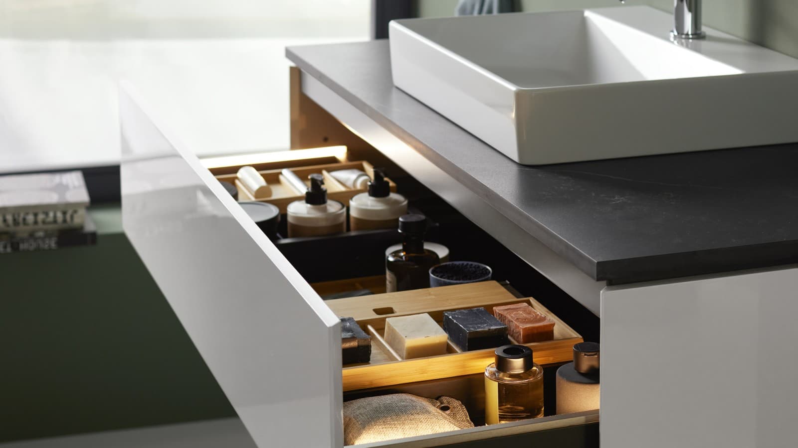 Open Geberit ONE wastafelonderkast met greeploze vullade Open Geberit ONE wastafelonderkast met greeploze vullade