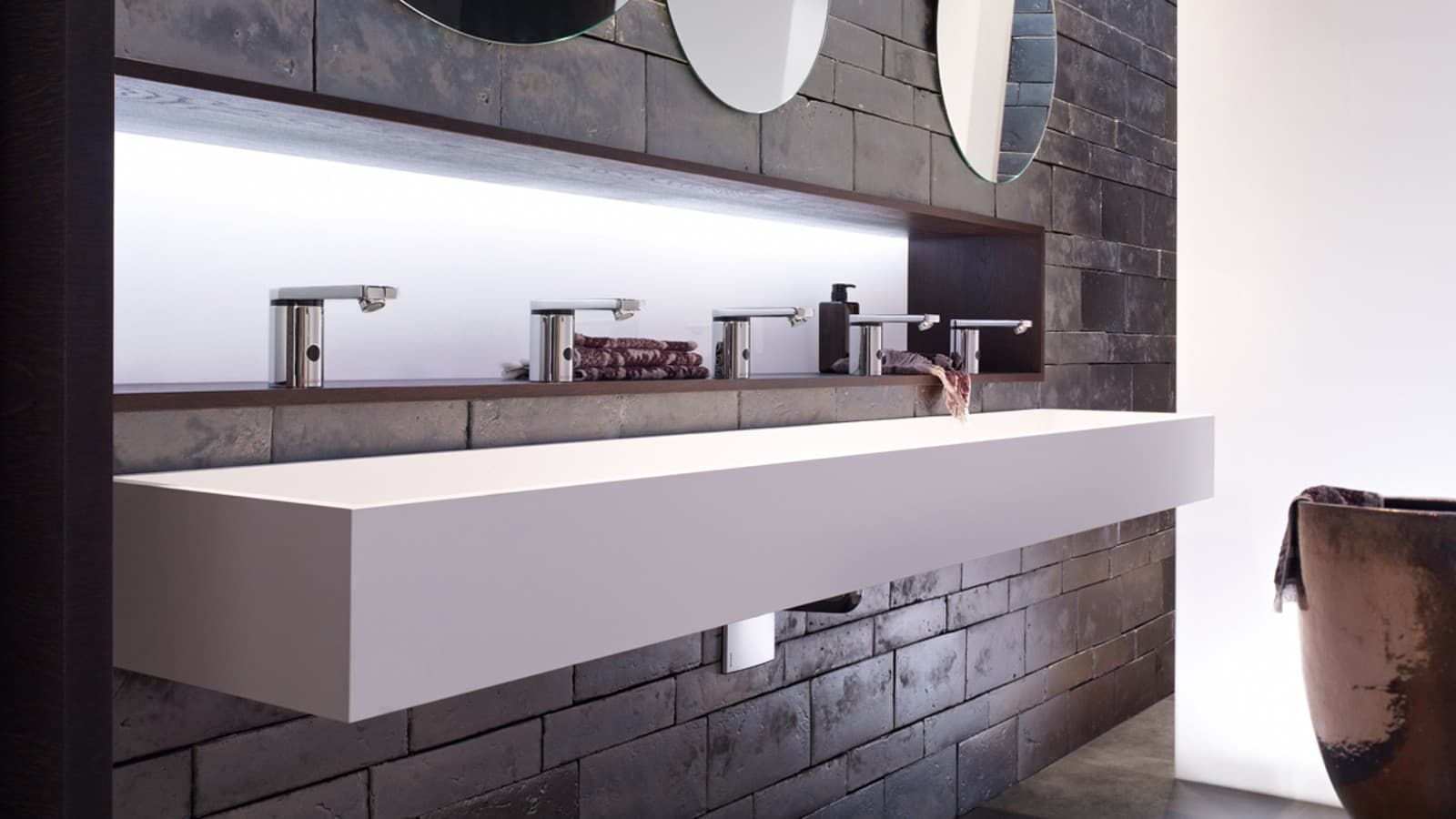 Geberit wastafel met kranen en siphon Geberit wastafel met kranen en siphon