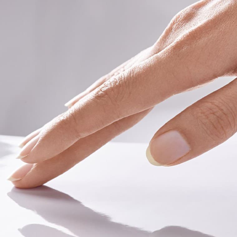 Hand streelt keramisch oppervlak Hand streelt keramisch oppervlak