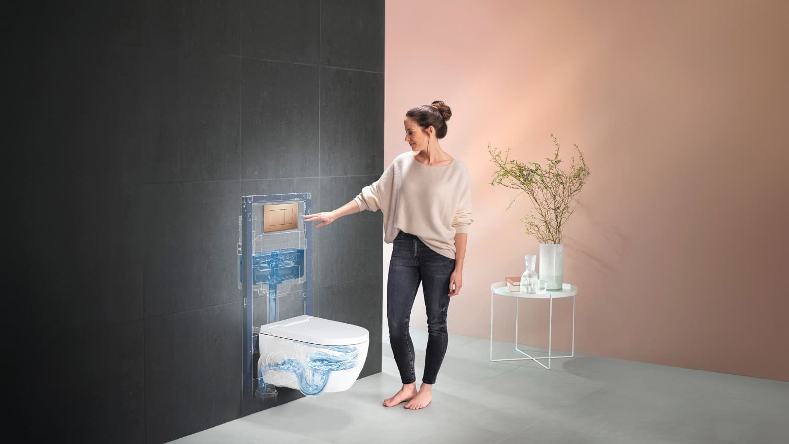 Vrouw naast Geberit AquaClean Alba Vrouw naast Geberit AquaClean Alba