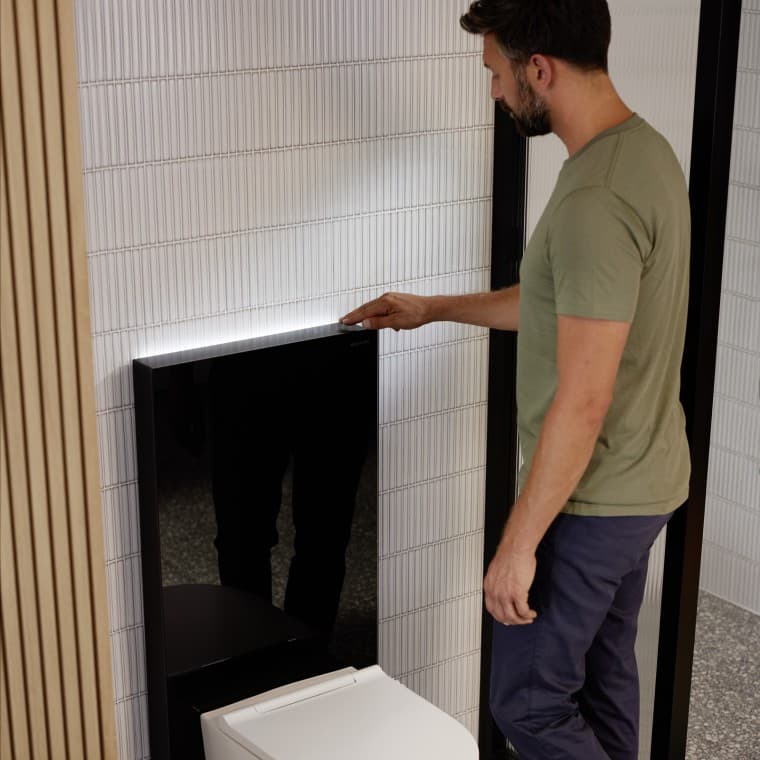 Man naast sanitaire module Geberit Monolith Plus Man naast sanitaire module Geberit Monolith Plus