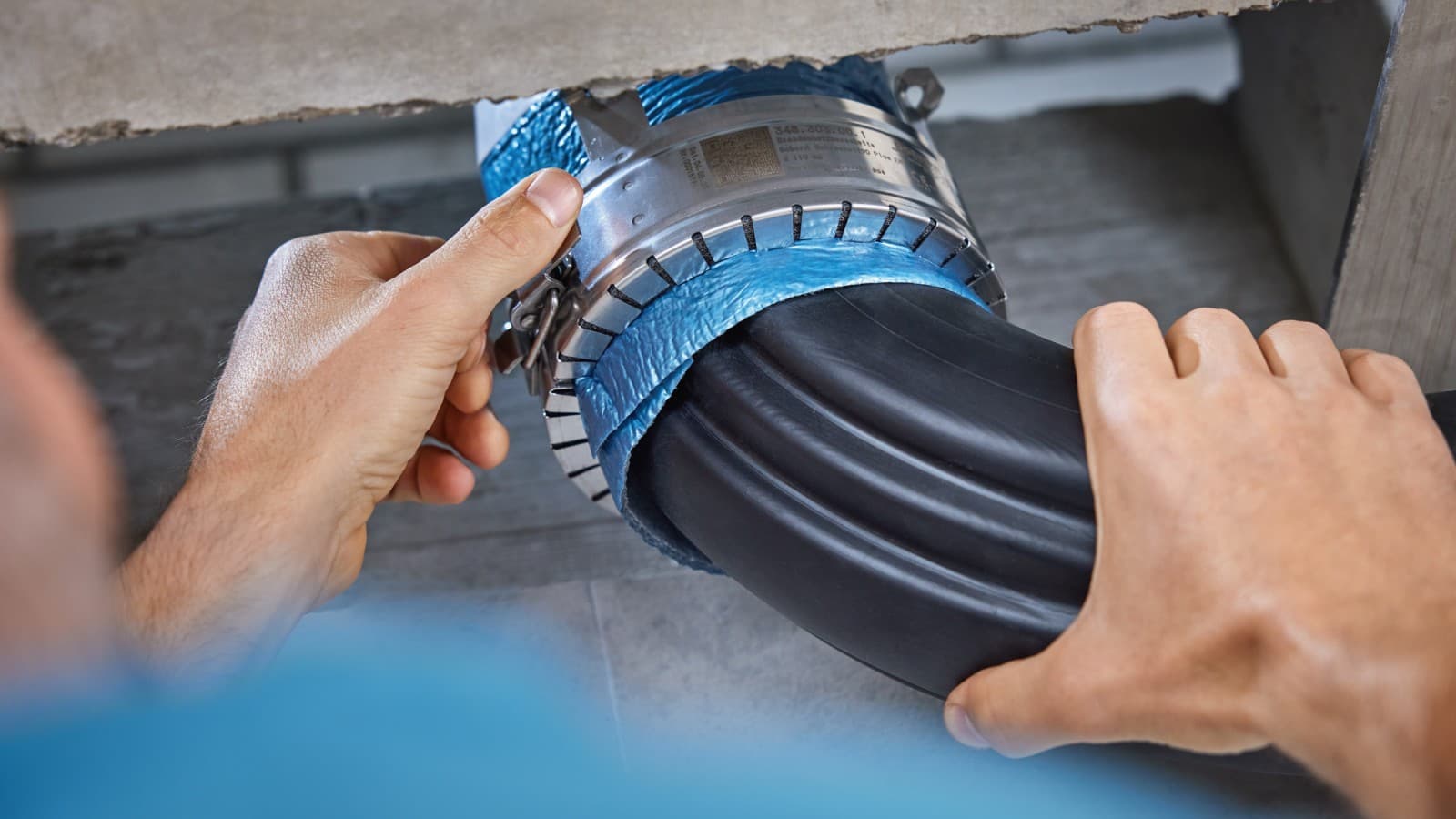 Installatie van het Geberit brandmanchet RS90 Plus op de Geberit BottomTurn-bocht Installatie van het Geberit brandmanchet RS90 Plus op de Geberit BottomTurn-bocht