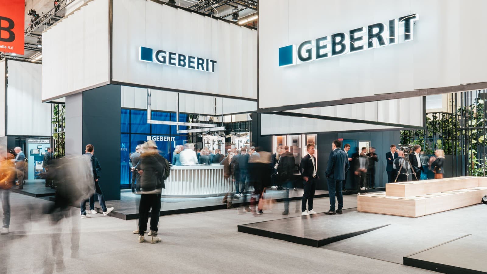 Geberit-stand met bezoekers Geberit-stand met bezoekers