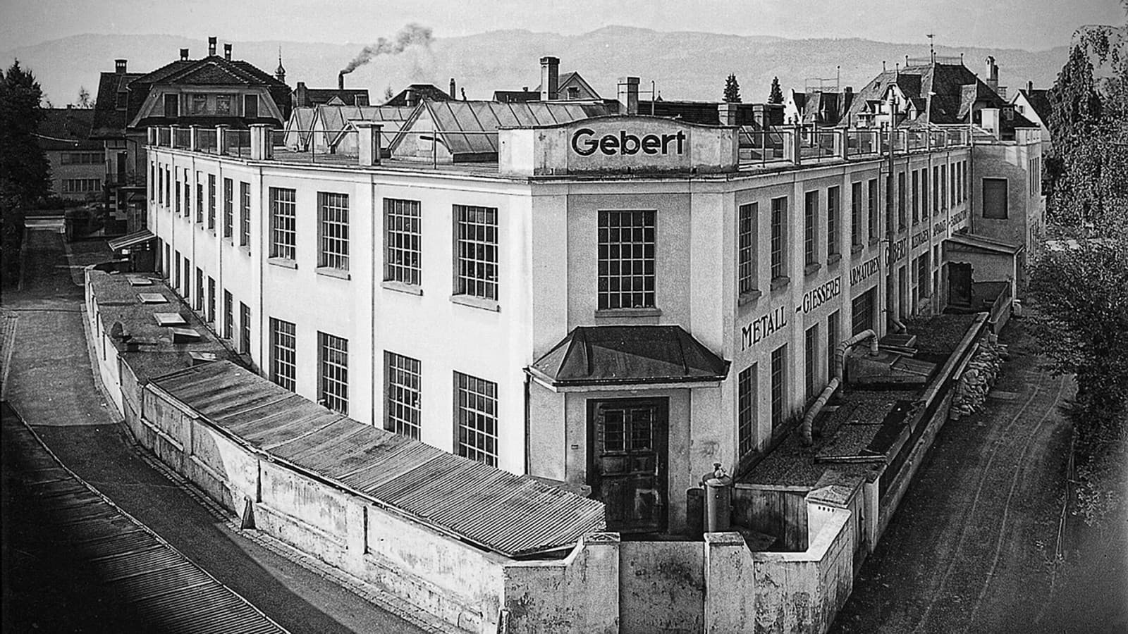 De eerste fabriek van Geberit in Rapperswil in de jaren 1920. De eerste fabriek van Geberit in Rapperswil in de jaren 1920.