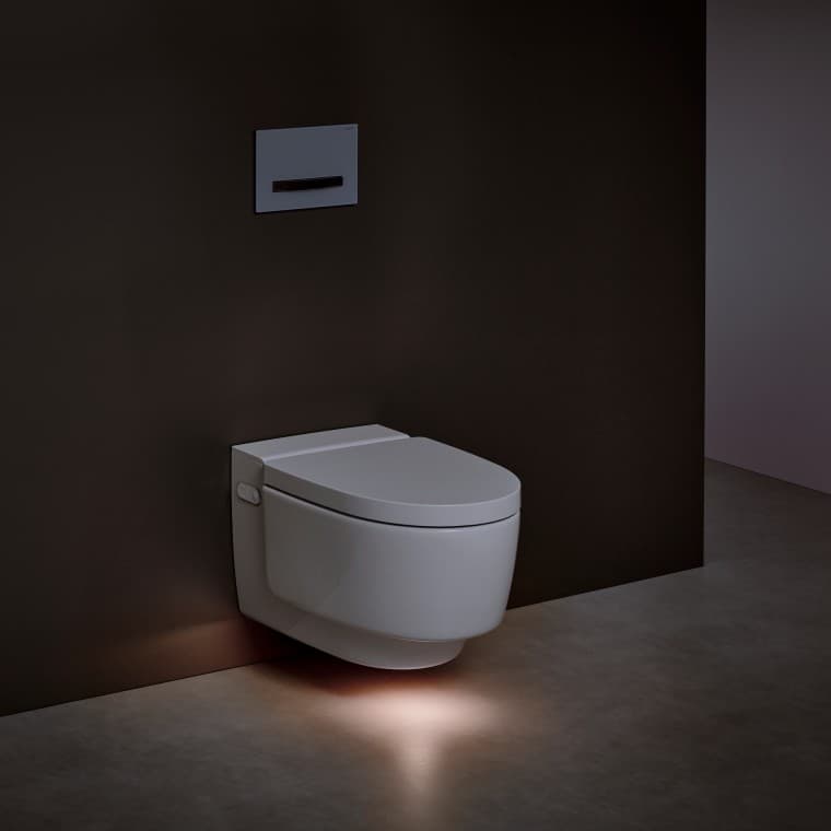 Geberit AquaClean Mera douche-wc met ingeschakeld oriëntatielicht Geberit AquaClean Mera douche-wc met ingeschakeld oriëntatielicht