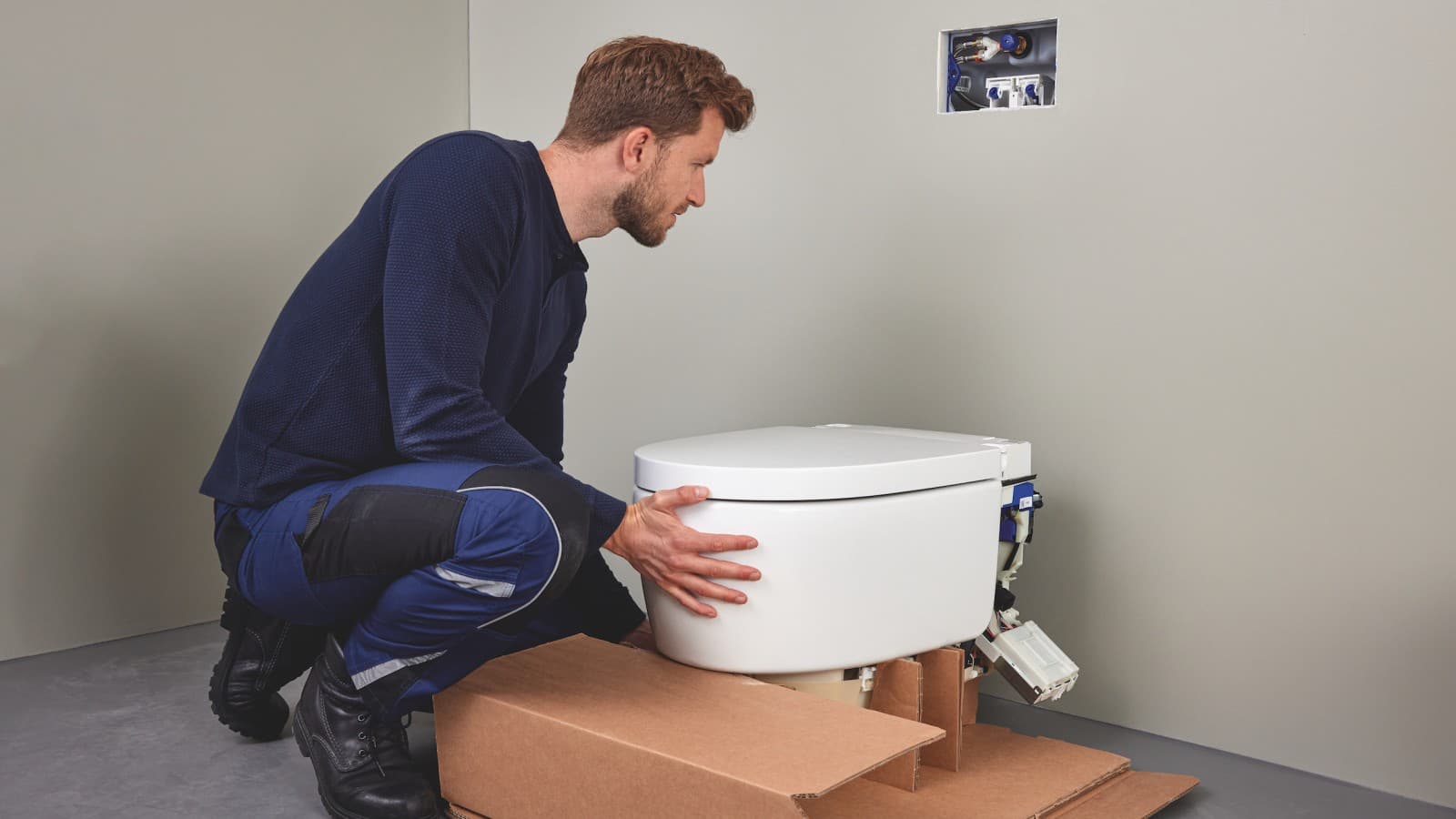 Sanitairtechnicus installeert een Geberit AquaClean Sela douche-wc Sanitairtechnicus installeert een Geberit AquaClean Sela douche-wc