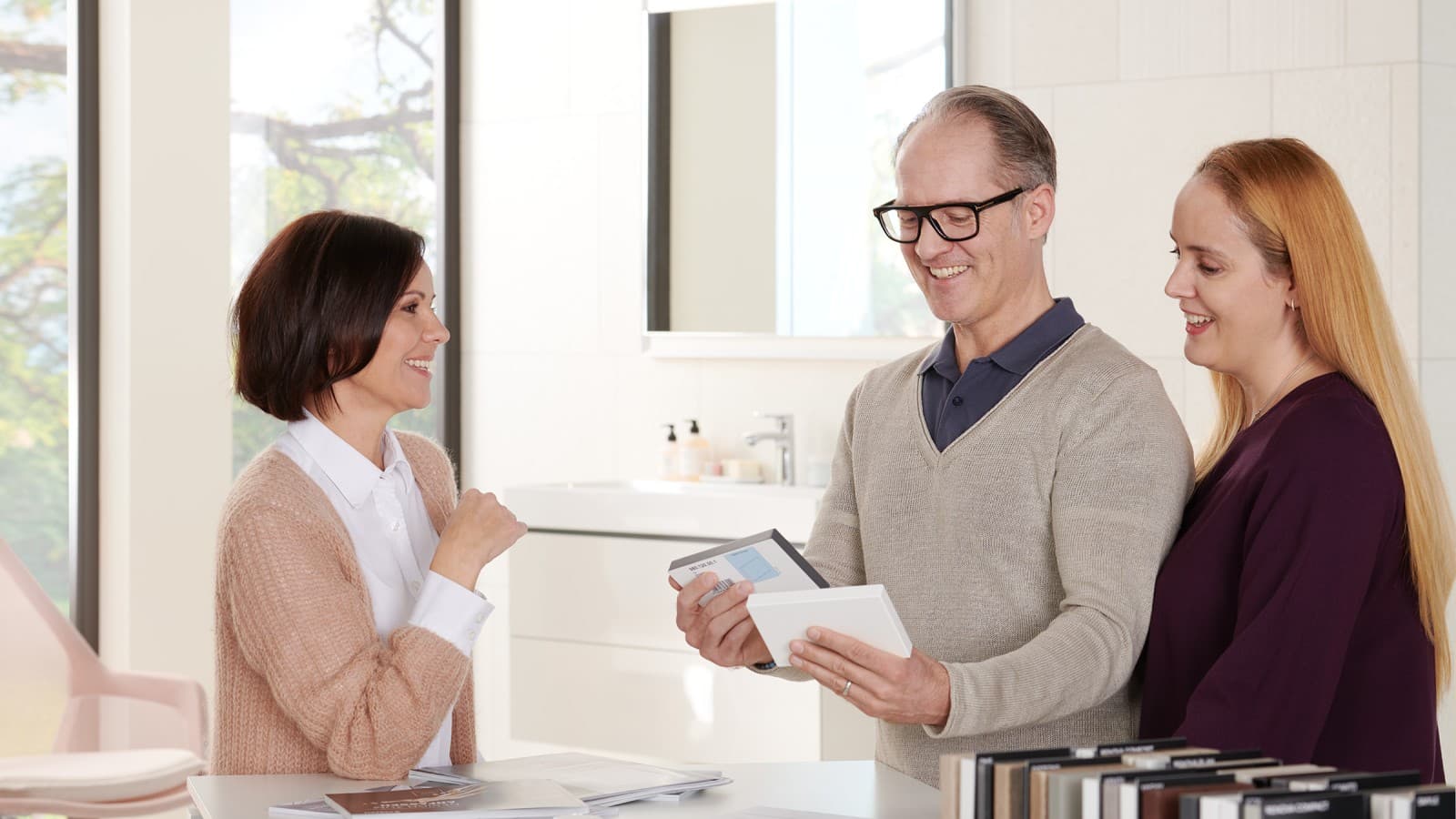 Een gespecialiseerde detailhandelaar adviseert een koppel Een gespecialiseerde detailhandelaar adviseert een koppel