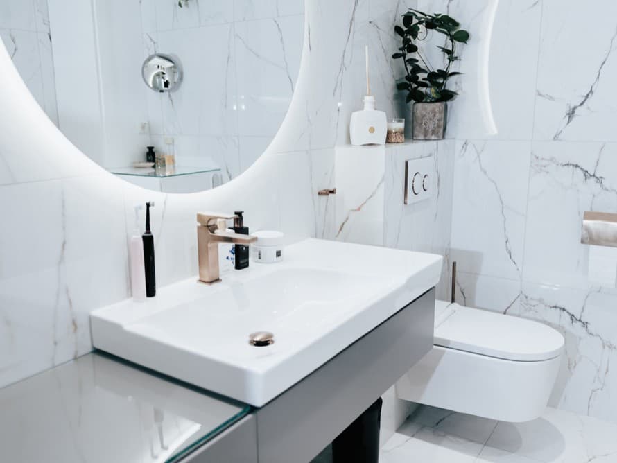 Witte badkamer ontworpen met Geberit badkamerproducten. Witte badkamer ontworpen met Geberit badkamerproducten.