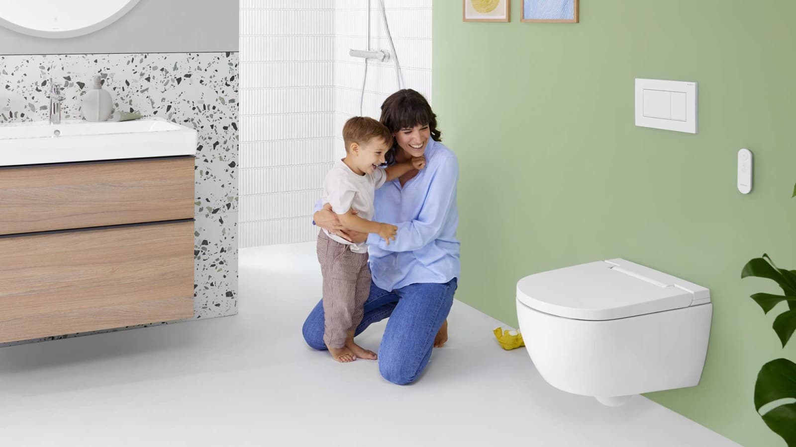 Vrouw met kind voor een Geberit AquaClean Alba douche-wc Vrouw met kind voor een Geberit AquaClean Alba douche-wc