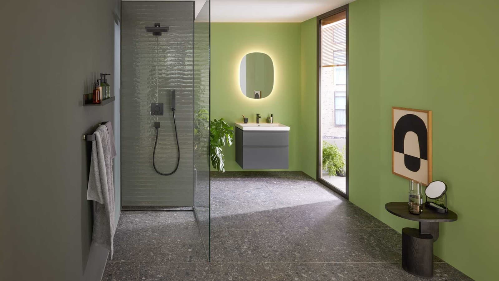 Groene badkamer met Geberit iCon badkamermeubelen en keramiek, een zwarte Geberit CleanLine30 douchegoot en een ovale Geberit Option spiegel. Groene badkamer met Geberit iCon badkamermeubelen en keramiek, een zwarte Geberit CleanLine30 douchegoot en een ovale Geberit Option spiegel.