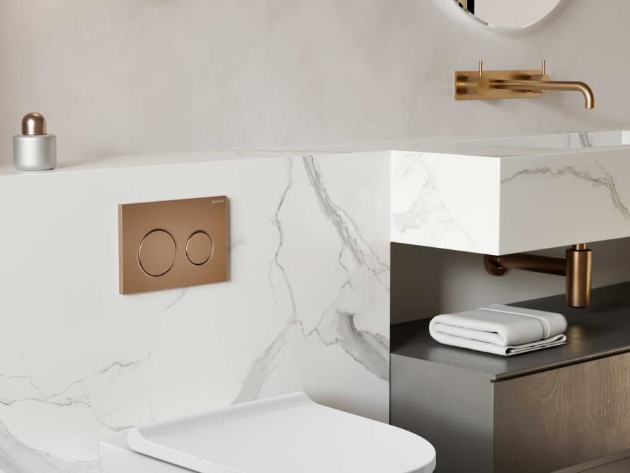 Badkamer met een Geberit bedieningsplaat in rood goud Badkamer met een Geberit bedieningsplaat in rood goud
