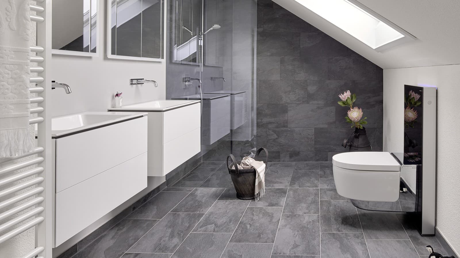 Badkamer met schuin dak en producten uit de Geberit ONE badkamerserie en Geberit AquaClean met Monolith Badkamer met schuin dak en producten uit de Geberit ONE badkamerserie en Geberit AquaClean met Monolith