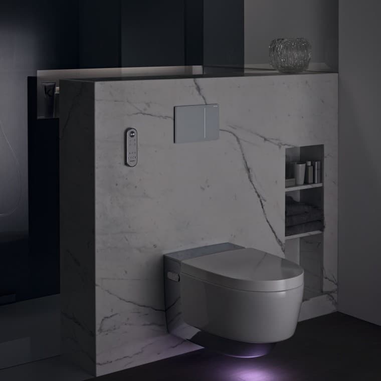 Geberit AquaClean Mera Comfort chroom met oriëntatieverlichting (© Geberit) Geberit AquaClean Mera Comfort chroom met oriëntatieverlichting (© Geberit)