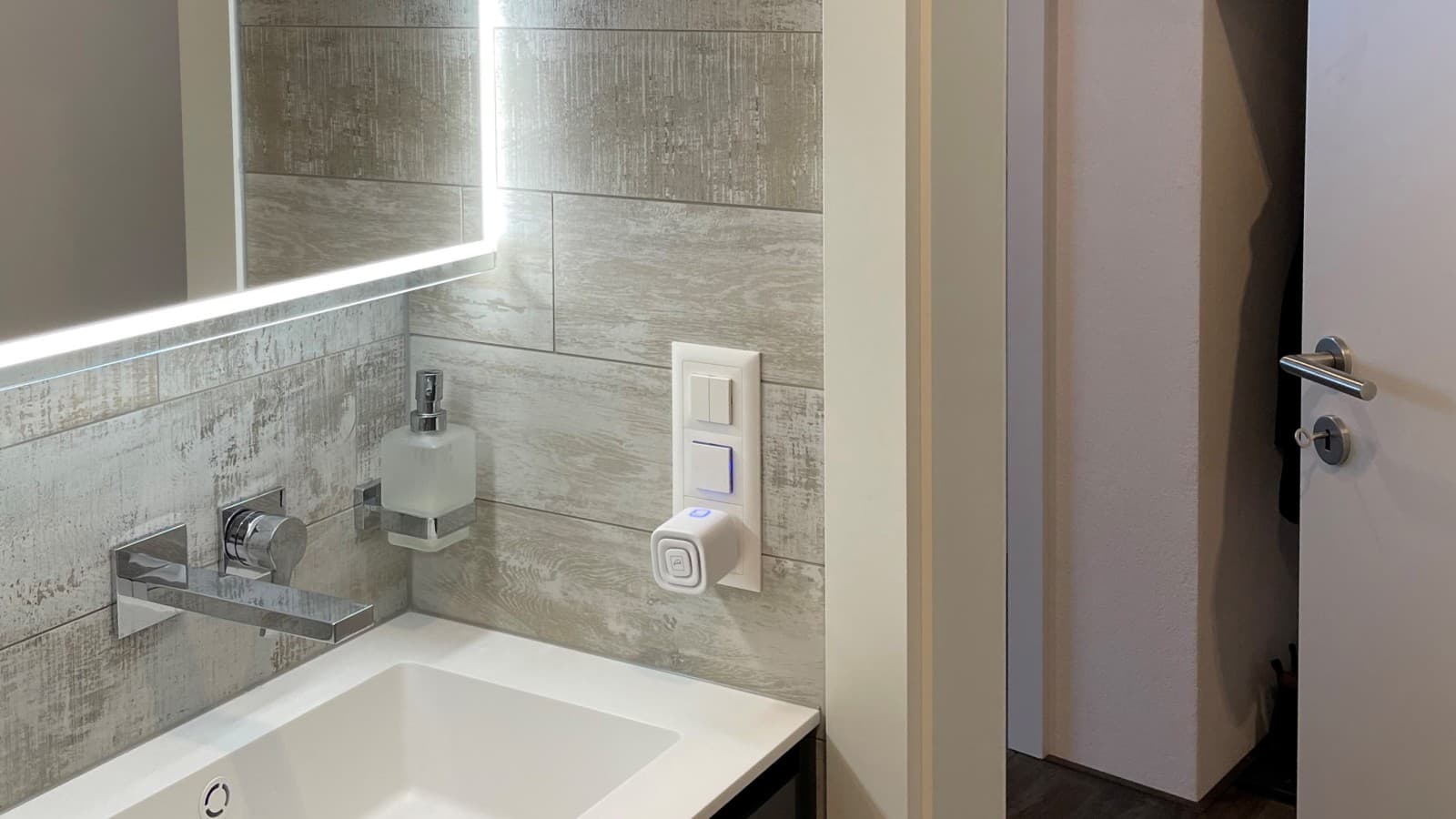 Een naar buiten openende deur bespaart ruimte in de badkamer Een naar buiten openende deur bespaart ruimte in de badkamer